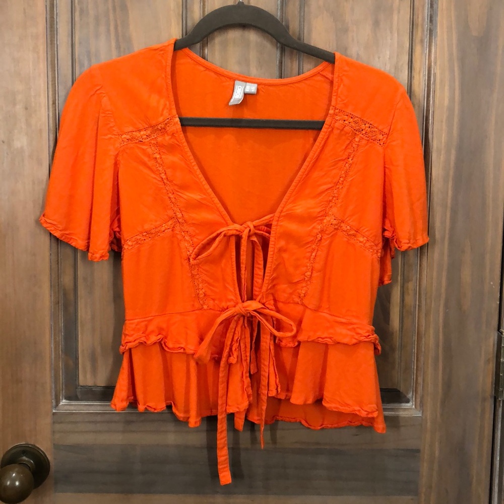 Cute tie orange top!
